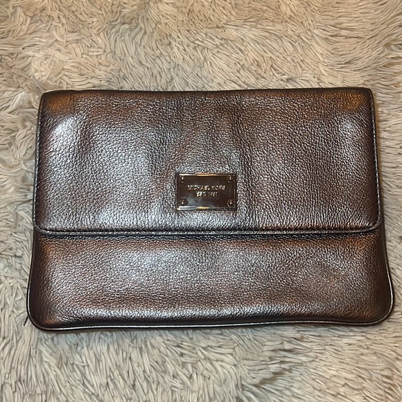 MICHAEL KORS CLUTCH BAG - Picture 8 of 11